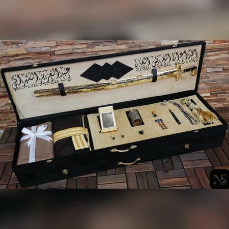بوكس رجالي ملكي سيف فخم يشمل مشلح و مجموعة إكسسوارات عصرية أنيقة مع كتابة عبارة حسب الطلب موديل MN-876