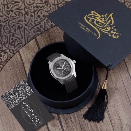 أطقم هدايا تخرج شبابية مميزة بإسم من تحب مع كتابة عبارة إهداء حسب الطلب موديل
