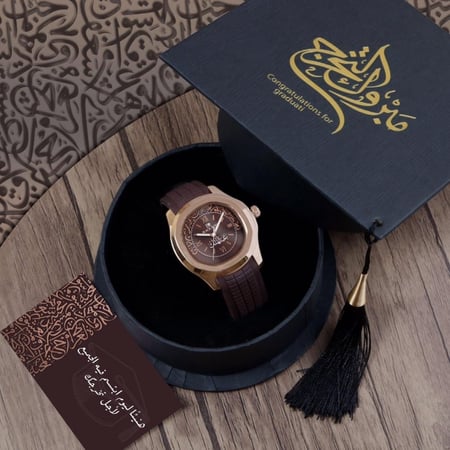 أطقم هدايا تخرج شبابية مميزة بإسم من تحب مع كتابة عبارة إهداء حسب الطلب موديل