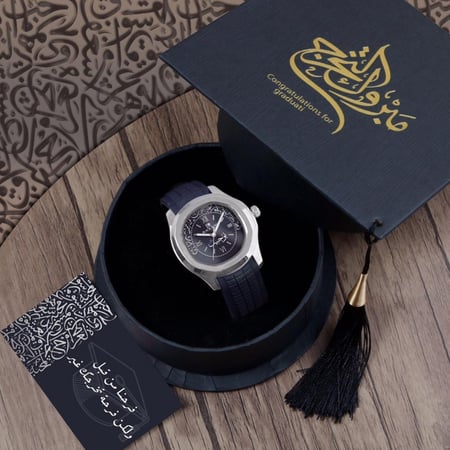 أطقم هدايا تخرج شبابية مميزة بإسم من تحب مع كتابة عبارة إهداء حسب الطلب موديل
