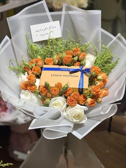 طقم لويس فيتون مع باقة ورد