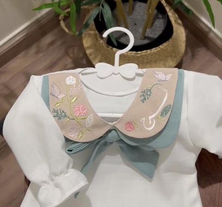 فستان مع لياقة مطرزه وقبه وفيونكة