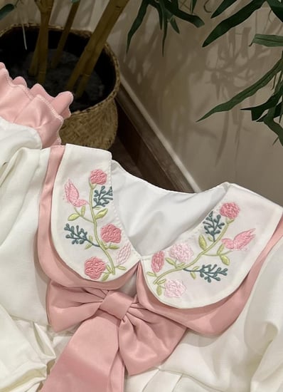 فستان مع لياقة مطرزه وقبه وفيونكة