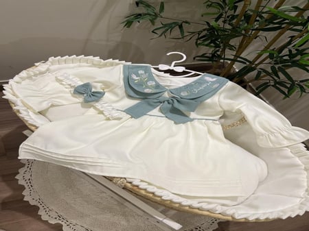 فستان مع لياقة مطرزه وقبه وفيونكة