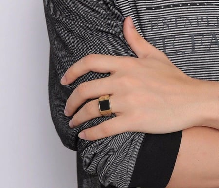 خاتم رجالي ستانليس ستيل مطلي ذهب بتصميم مميز وحجر أسود لون ذهبي