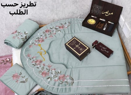 طقم صلاة نسائي سجادة مع شرشف مع مصحف مع لباس للمصحف