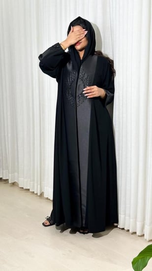 عباية نجلاء بقماش ملكي وتفته لامع – تصميم كلاسيكي بلمسات شك فاخرة وطرحة سادة