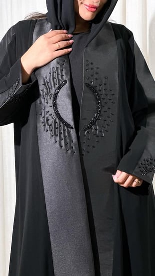 عباية نجلاء بقماش ملكي وتفته لامع – تصميم كلاسيكي بلمسات شك فاخرة وطرحة سادة