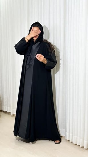 عباية نجلاء بقماش ملكي وتفته لامع – تصميم كلاسيكي بلمسات شك فاخرة وطرحة سادة