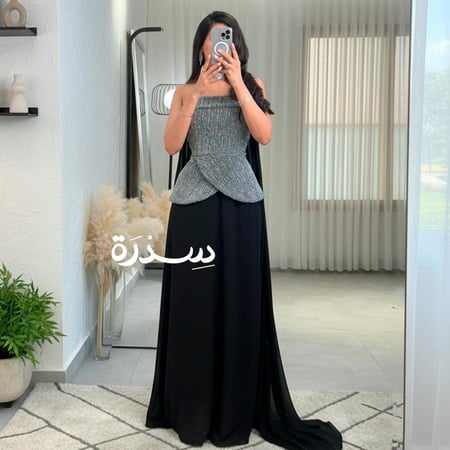 فستان اسود بكورسيه لامع