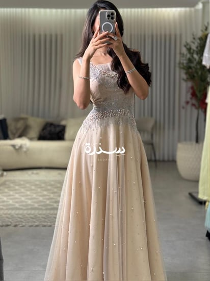 فستان سهرة مطرز بقصة مميزة