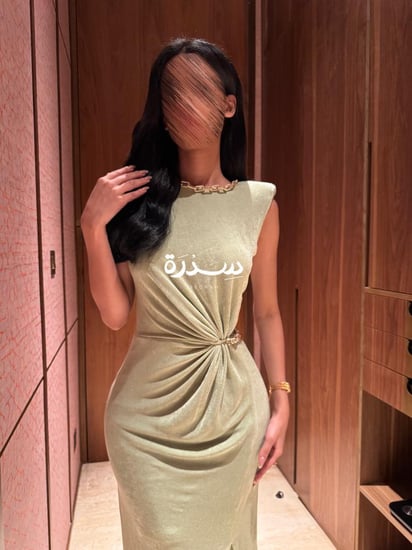 فستان ناعم لون اخضر باكسسوار ذهبي