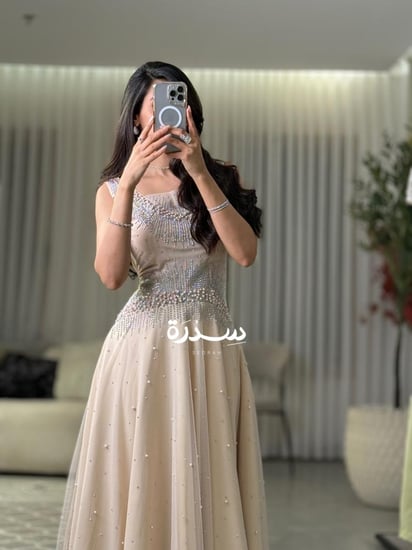 فستان سهرة مطرز بقصة مميزة