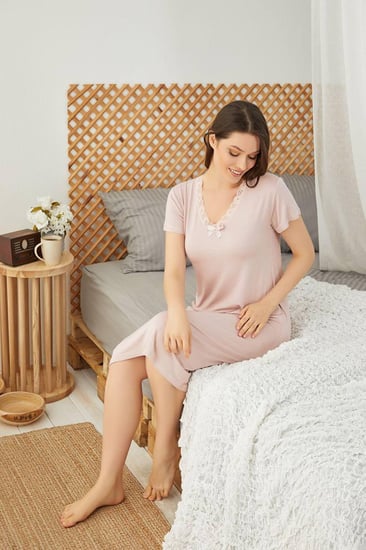 قميص نسائي وردي فاتج بتفاصيل دانتيل