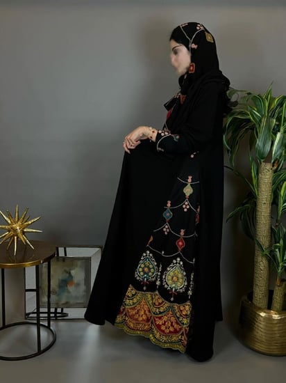 عباية كلوش مع تدخيلة تطريز ملون