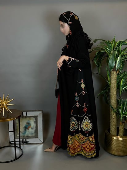 عباية كلوش مع تدخيلة تطريز ملون