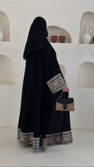 عباية آصايل ( تطريز ، قماش ملكي ) نص كلوش