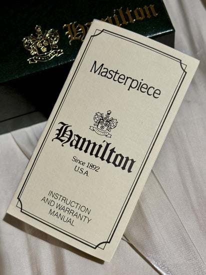ساعة فنتج فاخرة وأنيقة من ماركة Hamilton العريقة، من عام 1980م. بتصميم يجمع بين الدقة والأناقة . بسوار ذهبي ناعم وميناء مزين بالالماس الطبيعي . جديدة مع مرفقاتها وتعمل بشكل ممتاز. مقاس 7 ونصف انش وقابله للتصغير. ساعة تحكي وقتك بأناقة