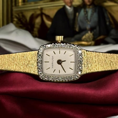 ساعة فنتج فاخرة وأنيقة من ماركة Hamilton العريقة، من عام 1980م. بتصميم يجمع بين الدقة والأناقة . بسوار ذهبي ناعم وميناء مزين بالالماس الطبيعي . جديدة مع مرفقاتها وتعمل بشكل ممتاز. مقاس 7 ونصف انش وقابله للتصغير. ساعة تحكي وقتك بأناقة