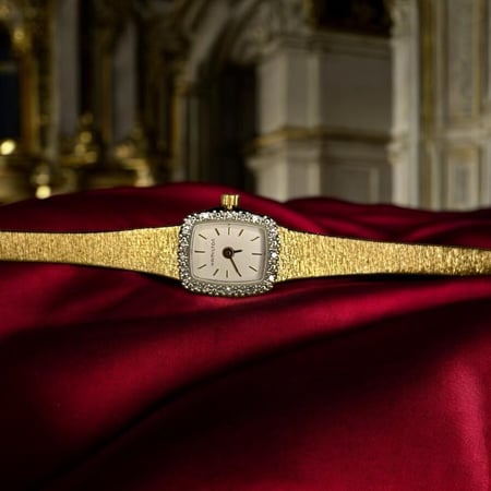 ساعة فنتج فاخرة وأنيقة من ماركة Hamilton العريقة، من عام 1980م. بتصميم يجمع بين الدقة والأناقة . بسوار ذهبي ناعم وميناء مزين بالالماس الطبيعي . جديدة مع مرفقاتها وتعمل بشكل ممتاز. مقاس 7 ونصف انش وقابله للتصغير. ساعة تحكي وقتك بأناقة