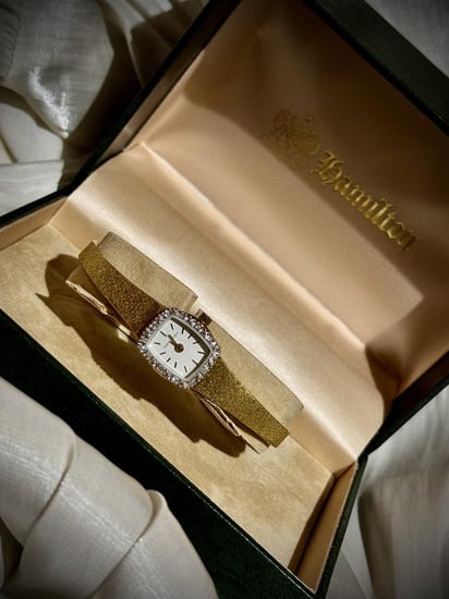 ساعة فنتج فاخرة وأنيقة من ماركة Hamilton العريقة، من عام 1980م. بتصميم يجمع بين الدقة والأناقة . بسوار ذهبي ناعم وميناء مزين بالالماس الطبيعي . جديدة مع مرفقاتها وتعمل بشكل ممتاز. مقاس 7 ونصف انش وقابله للتصغير. ساعة تحكي وقتك بأناقة