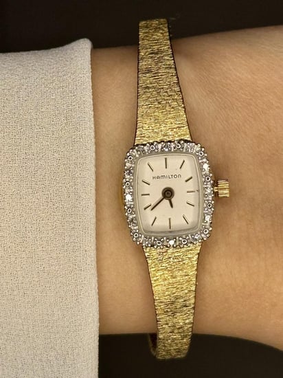 ساعة فنتج فاخرة وأنيقة من ماركة Hamilton العريقة، من عام 1980م. بتصميم يجمع بين الدقة والأناقة . بسوار ذهبي ناعم وميناء مزين بالالماس الطبيعي . جديدة مع مرفقاتها وتعمل بشكل ممتاز. مقاس 7 ونصف انش وقابله للتصغير. ساعة تحكي وقتك بأناقة