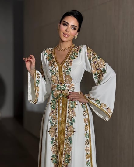 فستان هو قفطان مغربي، وهو زي تقليدي نسائي مغربي يتميز بالأناقة والفخامة.
