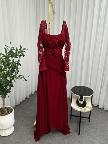 فستان سهرة طويل وناعم باللون العنابي