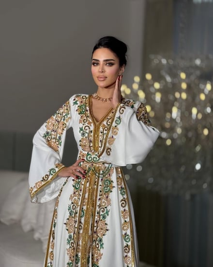فستان هو قفطان مغربي، وهو زي تقليدي نسائي مغربي يتميز بالأناقة والفخامة.