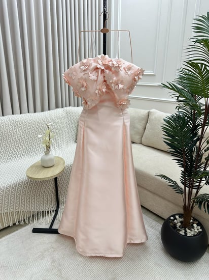 فستان سهرة طويل بلون وردي باستيلي هادئ