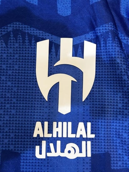 تيشيرت الهلال الأساسي 2025/26 مُوقع من نجوم الفريق