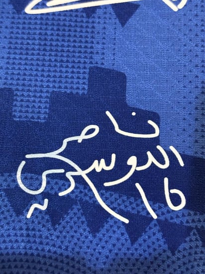 تيشيرت الهلال الأساسي 2025/26 مُوقع من نجوم الفريق