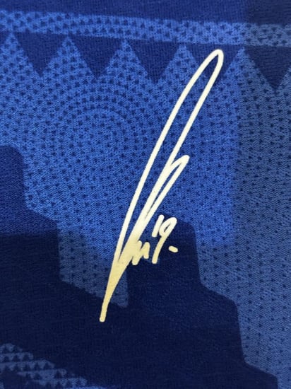 تيشيرت الهلال الأساسي 2025/26 مُوقع من نجوم الفريق