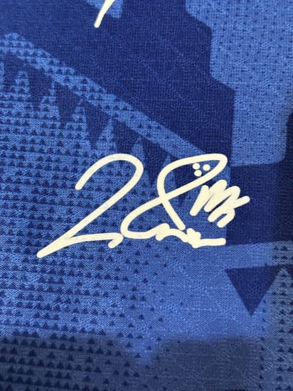 تيشيرت الهلال الأساسي 2025/26 مُوقع من نجوم الفريق