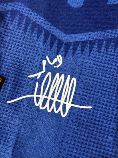 تيشيرت الهلال الأساسي 2025/26 مُوقع من نجوم الفريق