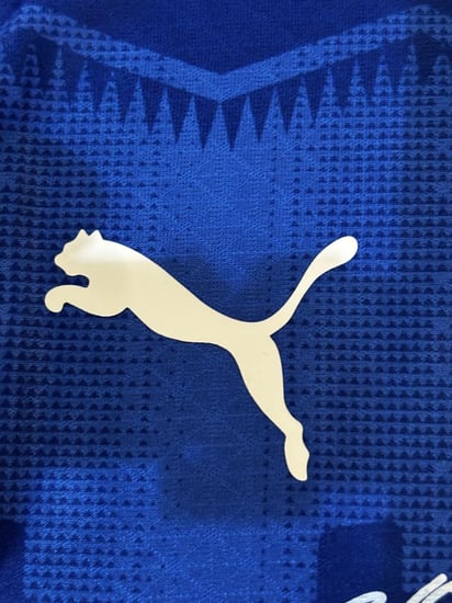 تيشيرت الهلال الأساسي 2025/26 مُوقع من نجوم الفريق