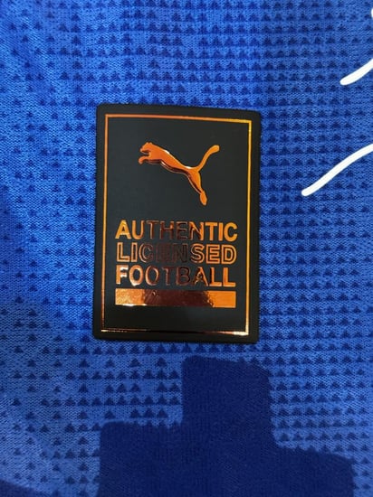 تيشيرت الهلال الأساسي 2025/26 مُوقع من نجوم الفريق