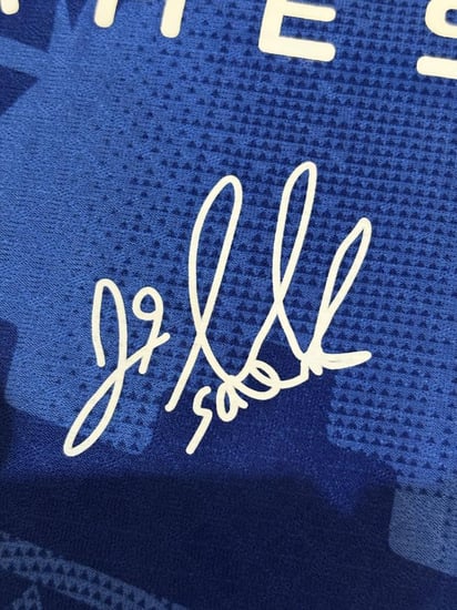 تيشيرت الهلال الأساسي 2025/26 مُوقع من نجوم الفريق