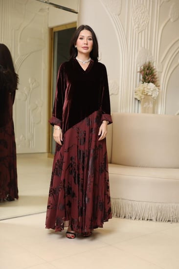 فستان بتصميم عصري بمكس خامات فاخره مخمل حرير بيور ستاندرد فرنسي وشيفون حرير مشجر بتصميم قصه A-line  بلون عنابي أصيل