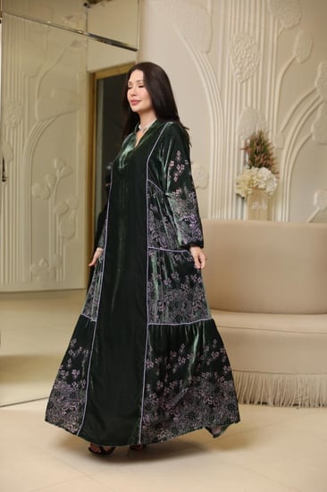 فستان بتصميم عصري بخامة مخمل حرير بتصميم طبقات بلون أخضر بطبعات ورد موف