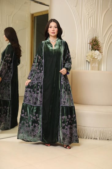فستان بتصميم عصري بخامة مخمل حرير بتصميم طبقات بلون أخضر بطبعات ورد موف