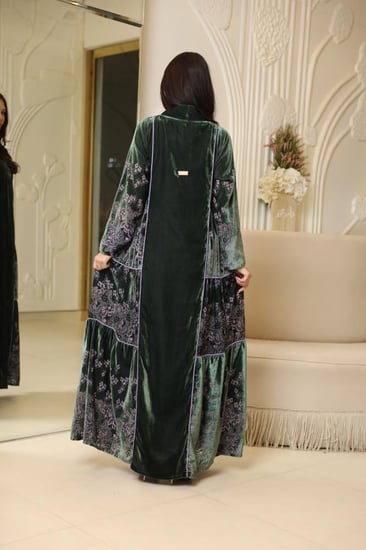 فستان بتصميم عصري بخامة مخمل حرير بتصميم طبقات بلون أخضر بطبعات ورد موف