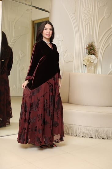 فستان بتصميم عصري بمكس خامات فاخره مخمل حرير بيور ستاندرد فرنسي وشيفون حرير مشجر بتصميم قصه A-line  بلون عنابي أصيل