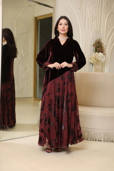 فستان بتصميم عصري بمكس خامات فاخره مخمل حرير بيور ستاندرد فرنسي وشيفون حرير مشجر بتصميم قصه A-line  بلون عنابي أصيل