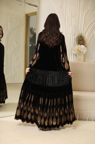 جلابيه مناسبات لاطلاله راقيه بخامة مخمل حرير بيور ستاندرد فرنسي مشغول تطريز دقيق بلون بيج بتصميم طبقات وقصه كلووش A-line