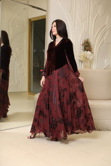 فستان بتصميم عصري بمكس خامات فاخره مخمل حرير بيور ستاندرد فرنسي وشيفون حرير مشجر بتصميم قصه A-line  بلون عنابي أصيل