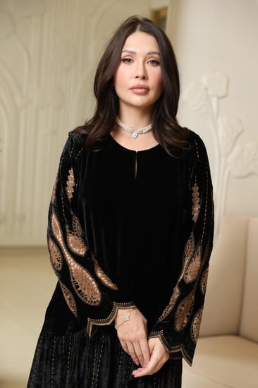 جلابيه مناسبات لاطلاله راقيه بخامة مخمل حرير بيور ستاندرد فرنسي مشغول تطريز دقيق بلون بيج بتصميم طبقات وقصه كلووش A-line