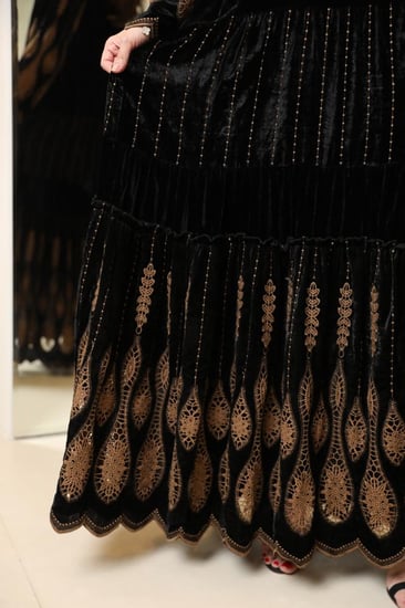 جلابيه مناسبات لاطلاله راقيه بخامة مخمل حرير بيور ستاندرد فرنسي مشغول تطريز دقيق بلون بيج بتصميم طبقات وقصه كلووش A-line