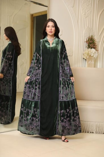 فستان بتصميم عصري بخامة مخمل حرير بتصميم طبقات بلون أخضر بطبعات ورد موف