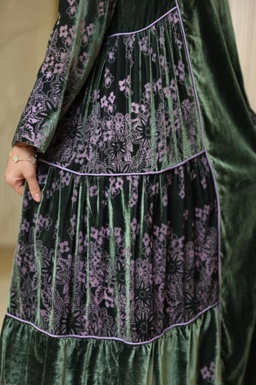 فستان بتصميم عصري بخامة مخمل حرير بتصميم طبقات بلون أخضر بطبعات ورد موف